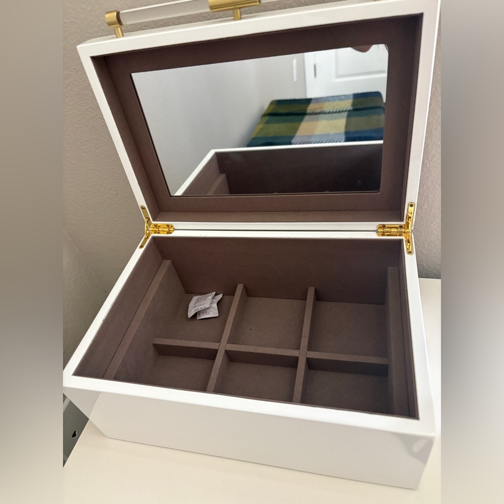 Kendra Scott Jewelry Box - Picture 5 of 5